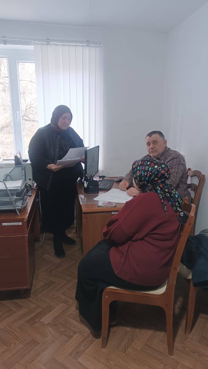 Участник СВО Нурмагомедов Абдусалам на приеме у И.О.Директора ГБУ РД ЦСОН в МО «Гумбетовский район» Ахмедова Г.М.